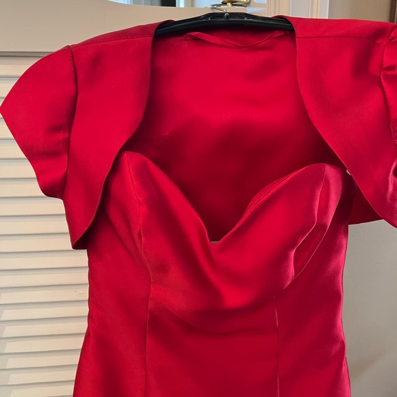 Looking for a classy wedding dress that is red! Noir by Laredo is it. Size 6 - Picture 4 of 9